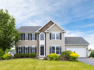 6 Finch Wood Ln, Penfield, NY 14526