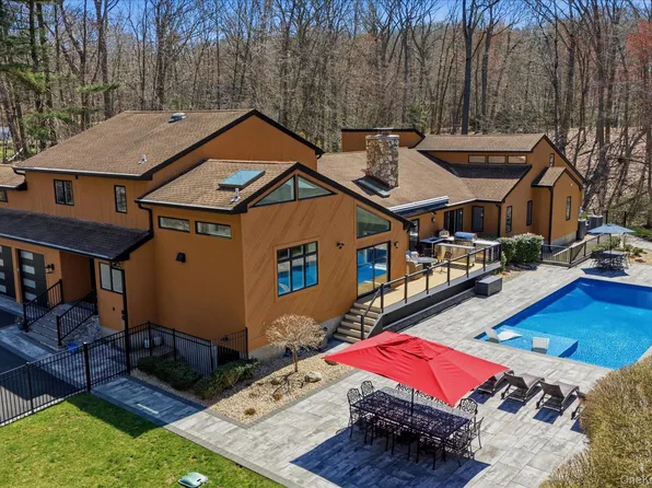 9 Watercrest Court, Head Of The Harbor, NY 11780