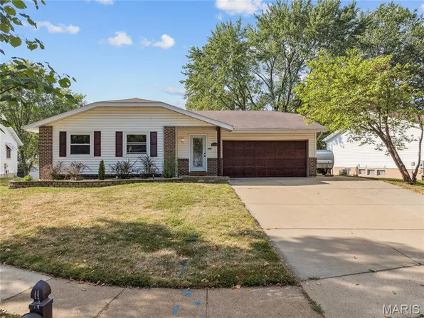 2320 Cedar Lake Dr, Maryland Heights, MO 63043