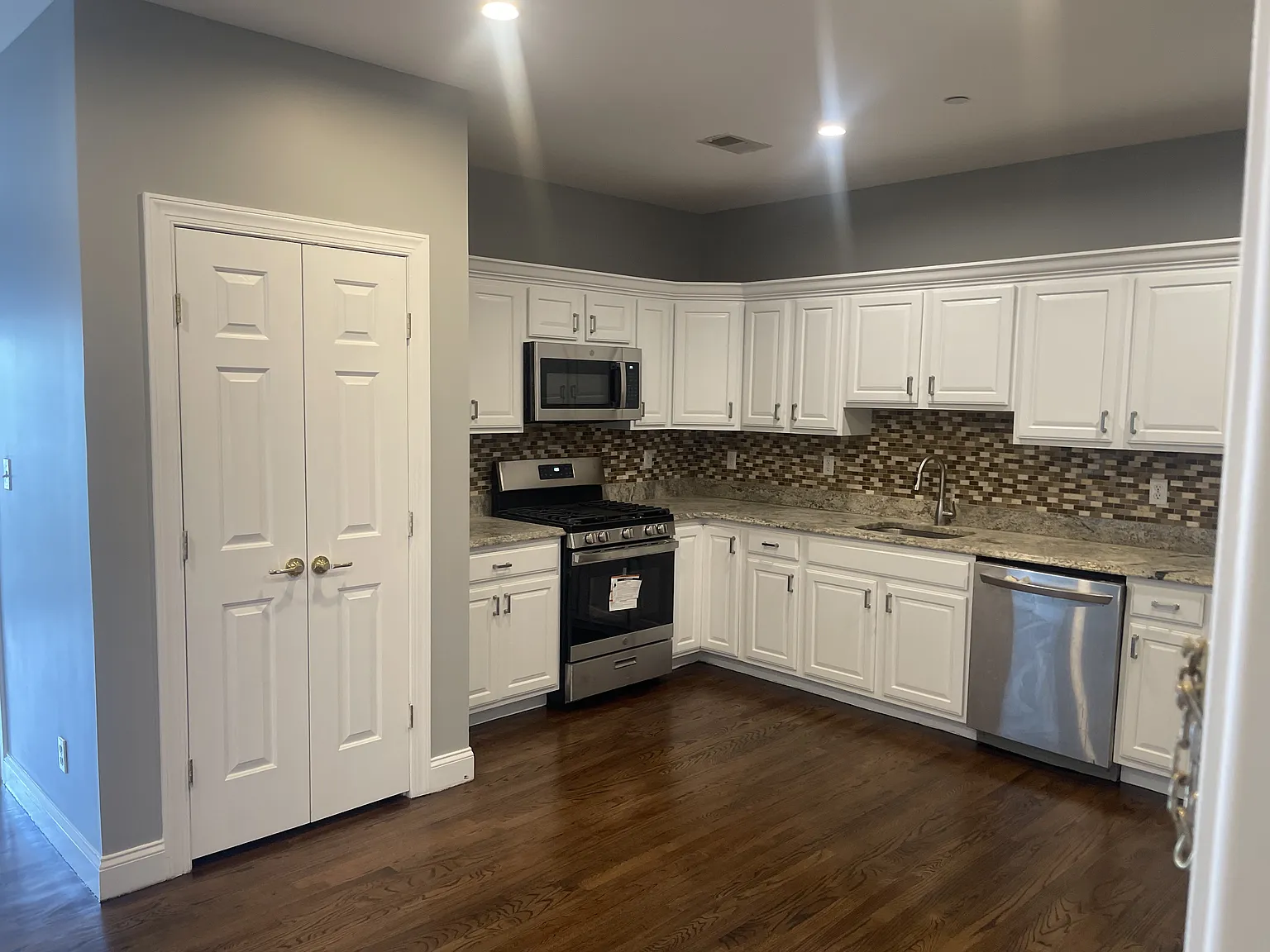 2 bed, 910 sqft, $2,500 — Photo 1