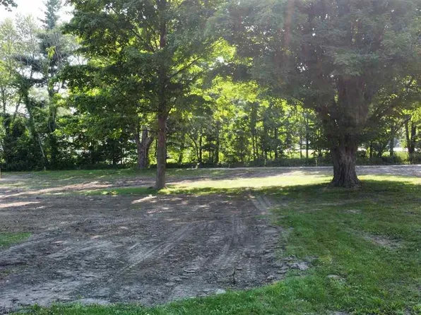 104 Iroquois St, Elk Rapids, MI 49629