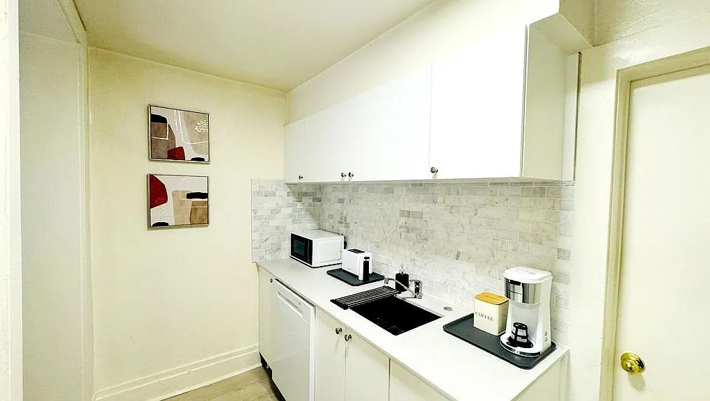 715 E Parker Ln — Photo 2