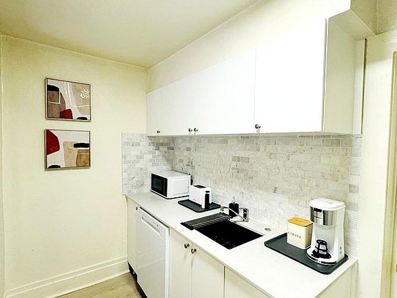 4th image of 715 E Parker Ln #1
