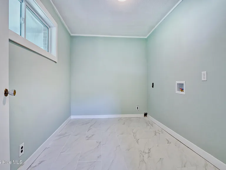 665 Hughes Rd — Photo 25