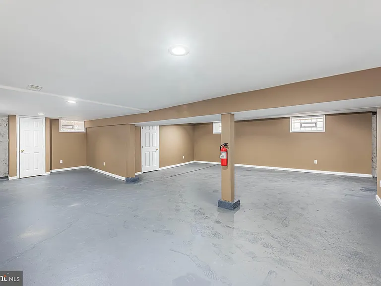 4021 Barrington Rd — Photo 33