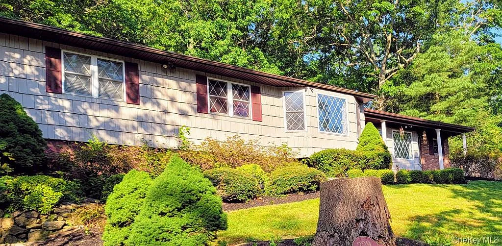 Burrs Ln, Dix Hills — Photo 2