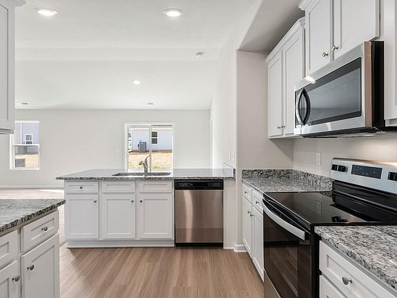 4th image of 662 Lancelot Dr