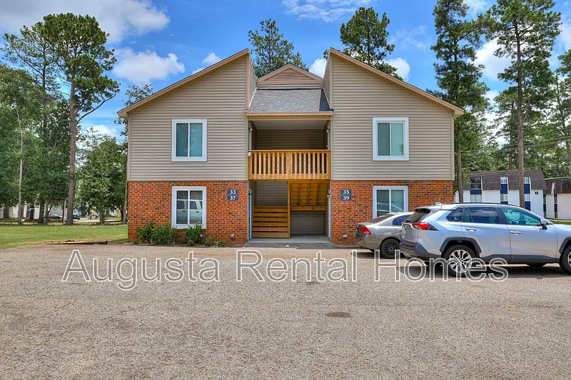 2 bed, 1.0 bath, 1012 sqft, $1,200 — Photo 1