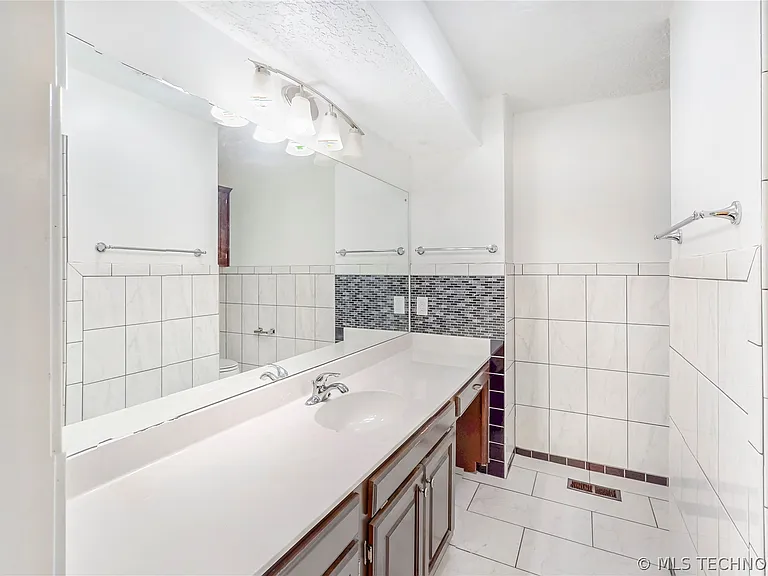 4004 S Maple Ave — Photo 17