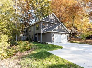 1293 Brighton Lake Rd, Brighton, MI 48116