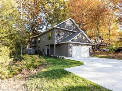 1293 Brighton Lake Rd, Brighton, MI, 48116