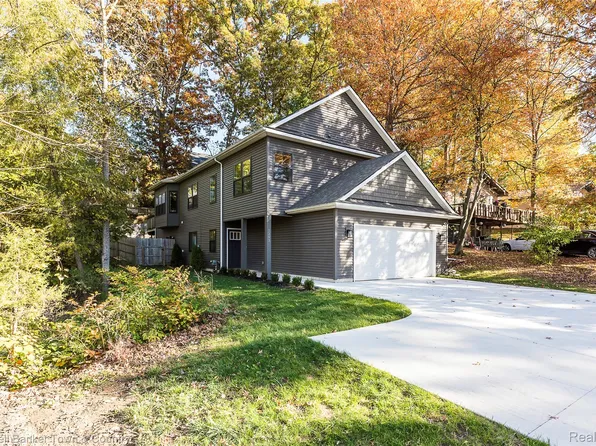 1293 Brighton Lake Rd, Brighton, MI 48116