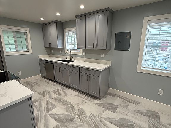 4th image of 956 Castlewood Dr #3