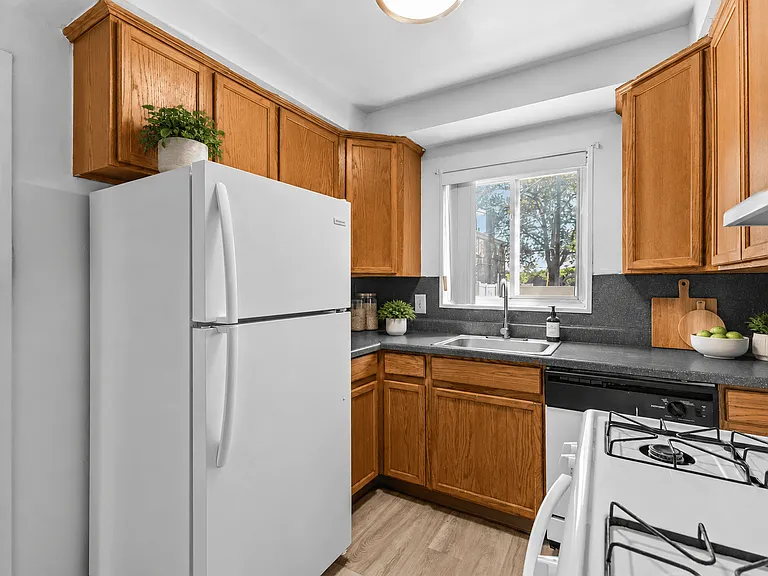 Oak Park Manor Apartments & Townhomes — Photo 11