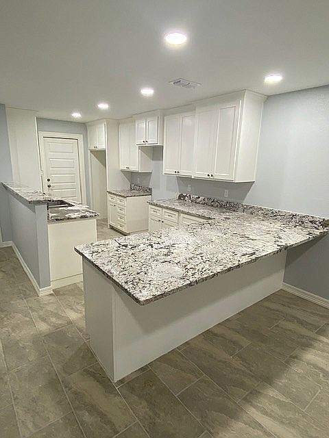 1st image of 910 Live Oak Cir