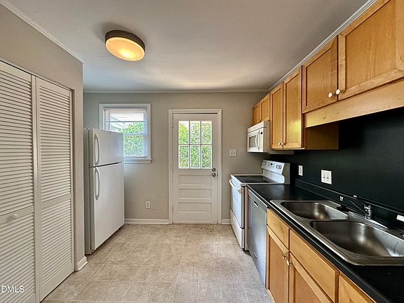 5th image of 2361 Bernard St