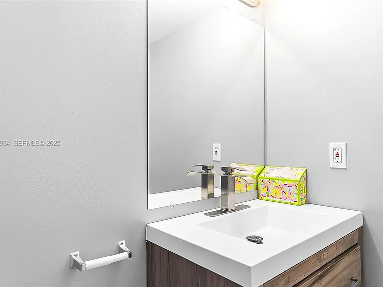 400 Leslie Dr #305 — Photo 18