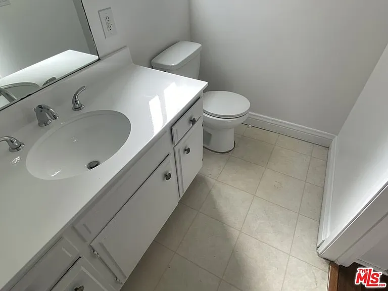 1224 S Barrington Ave #101 — Photo 16