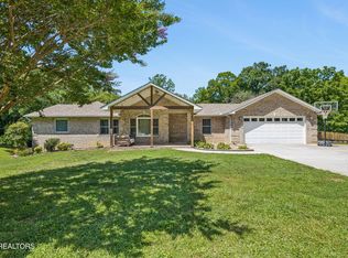 677 Twin Hills Ln, Jacksboro, TN 37757