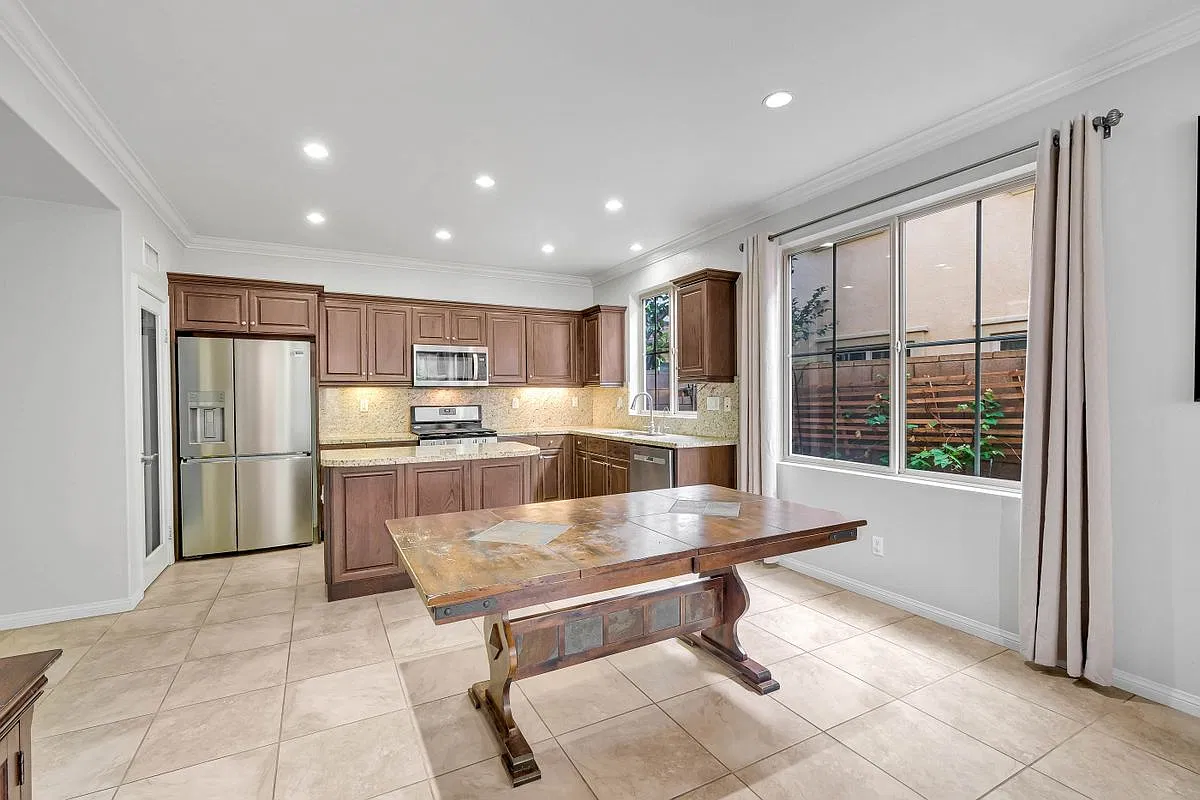 3 bed, 2.5 bath, 1735 sqft, $4,700 — Photo 3