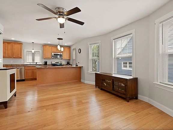 3rd image of 90 Ashland St Floor 1