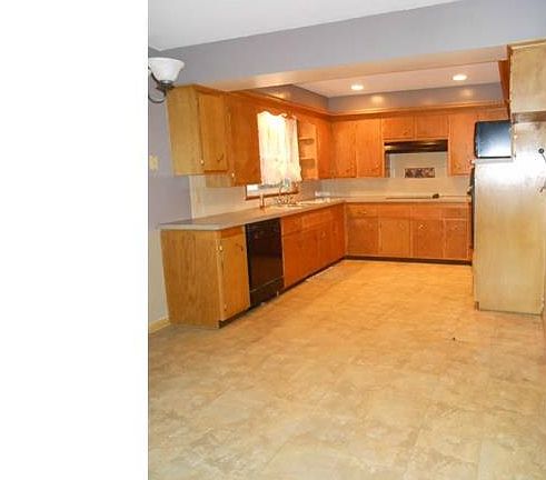 3rd image of 5730 Sherwood Forest Dr