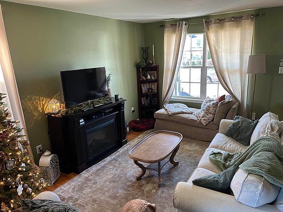 3rd image of 402 S Poplar Ave