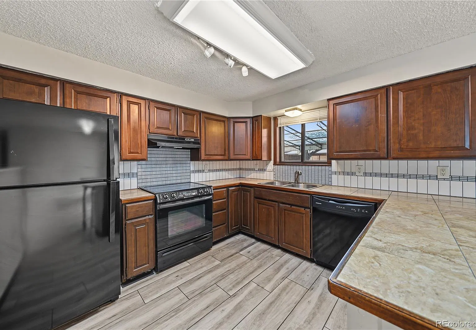 4 bed, 2.0 bath, 1591 sqft, $2,645 — Photo 3