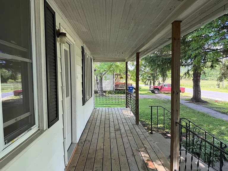 110 E Snow St — Photo 13