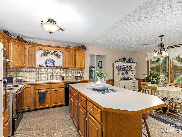 167 Holiday Dr — Photo 2