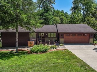 9 Hillcrest Heights Ln, Mount Vernon, IA 52314