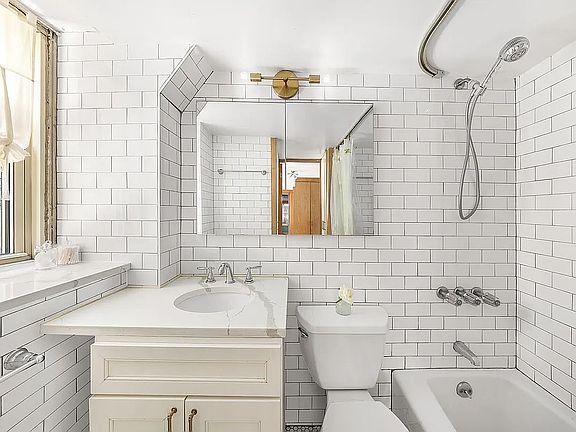5th image of 71 Barrow St APT 19