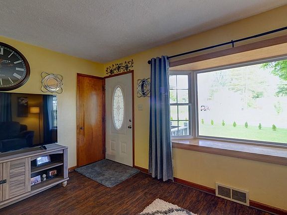 3rd image of 421 Cline Ave