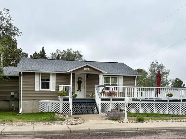 418 Spruce St, Newcastle, WY 82701