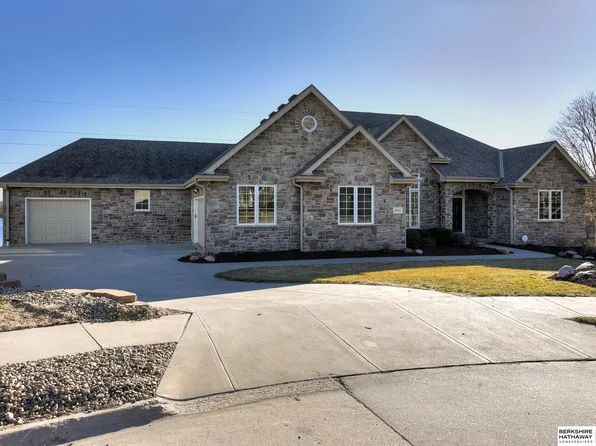 4802 Lakeside Cir, Bellevue, NE 68133
