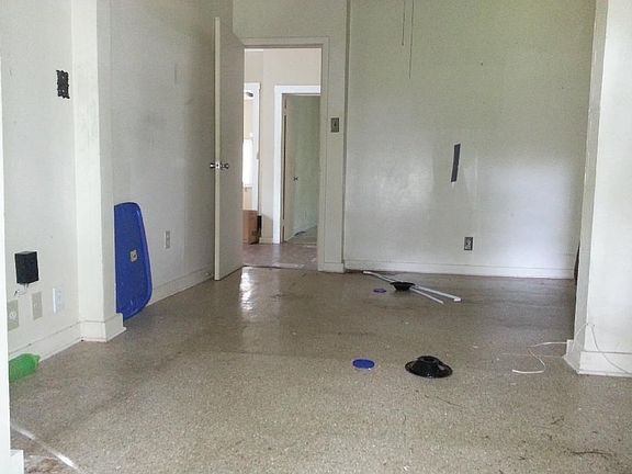 5th image of 213 E Hernandez St