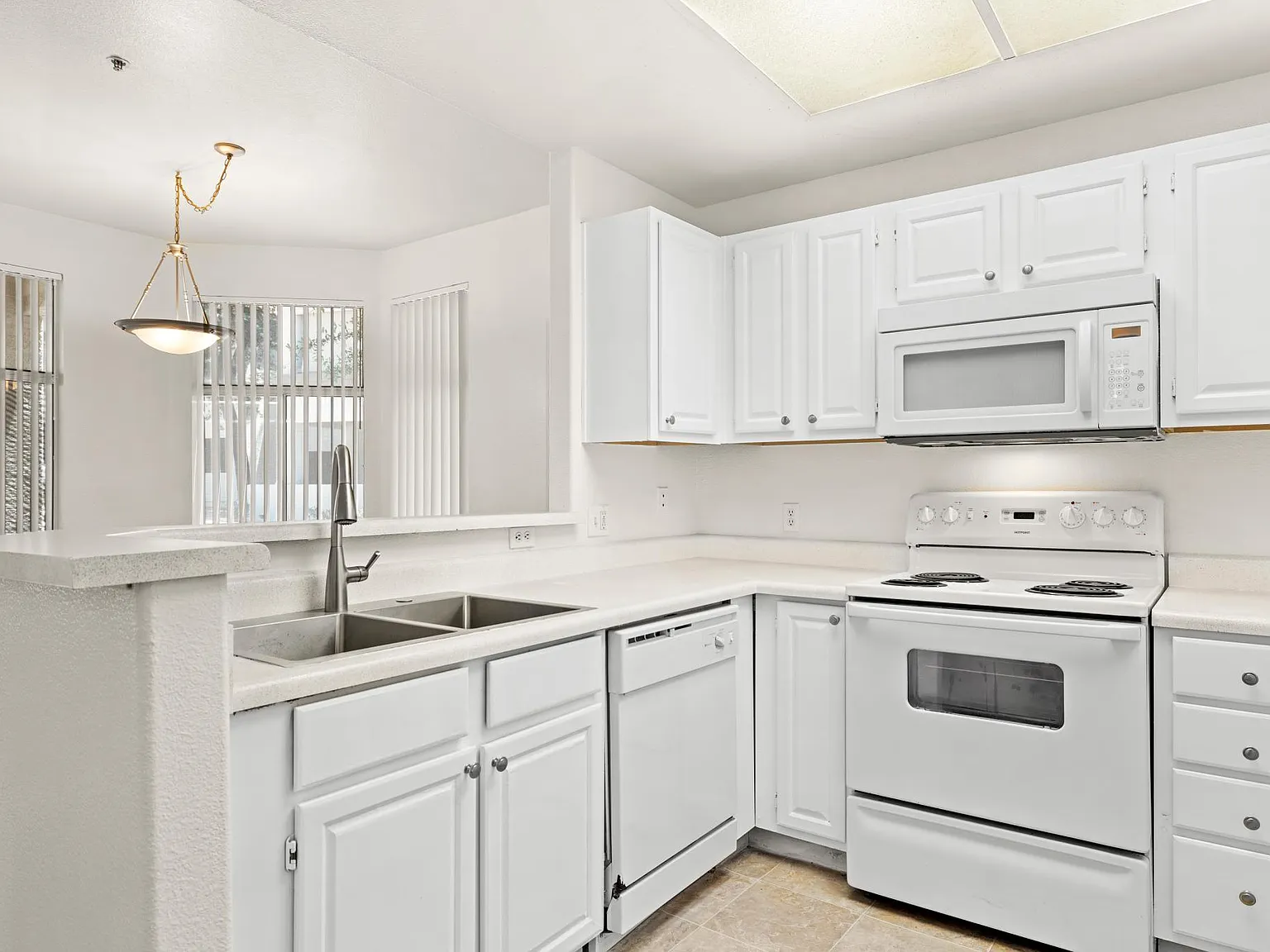 2 bed, 1040 sqft, $1,600 — Photo 1