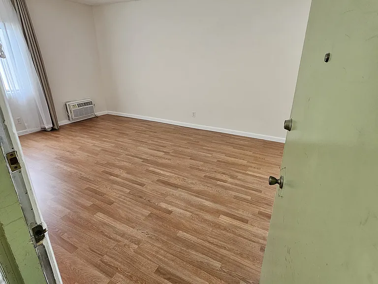910 N Orange Grove Ave — Photo 4