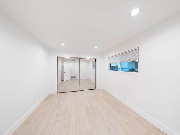 5th image of 1961 Ren Cir APT A