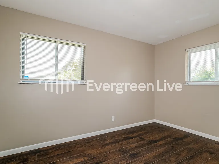 2435 Orleans Ln — Photo 10