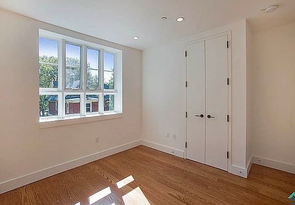 4th image of 194 Hawthorne St #4A