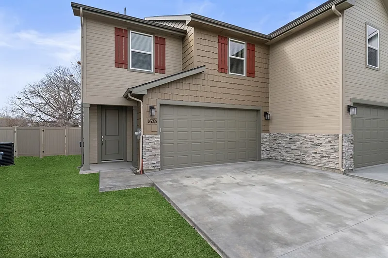 3 bed, 3.0 bath, 1774 sqft, $2,395 — Photo 3