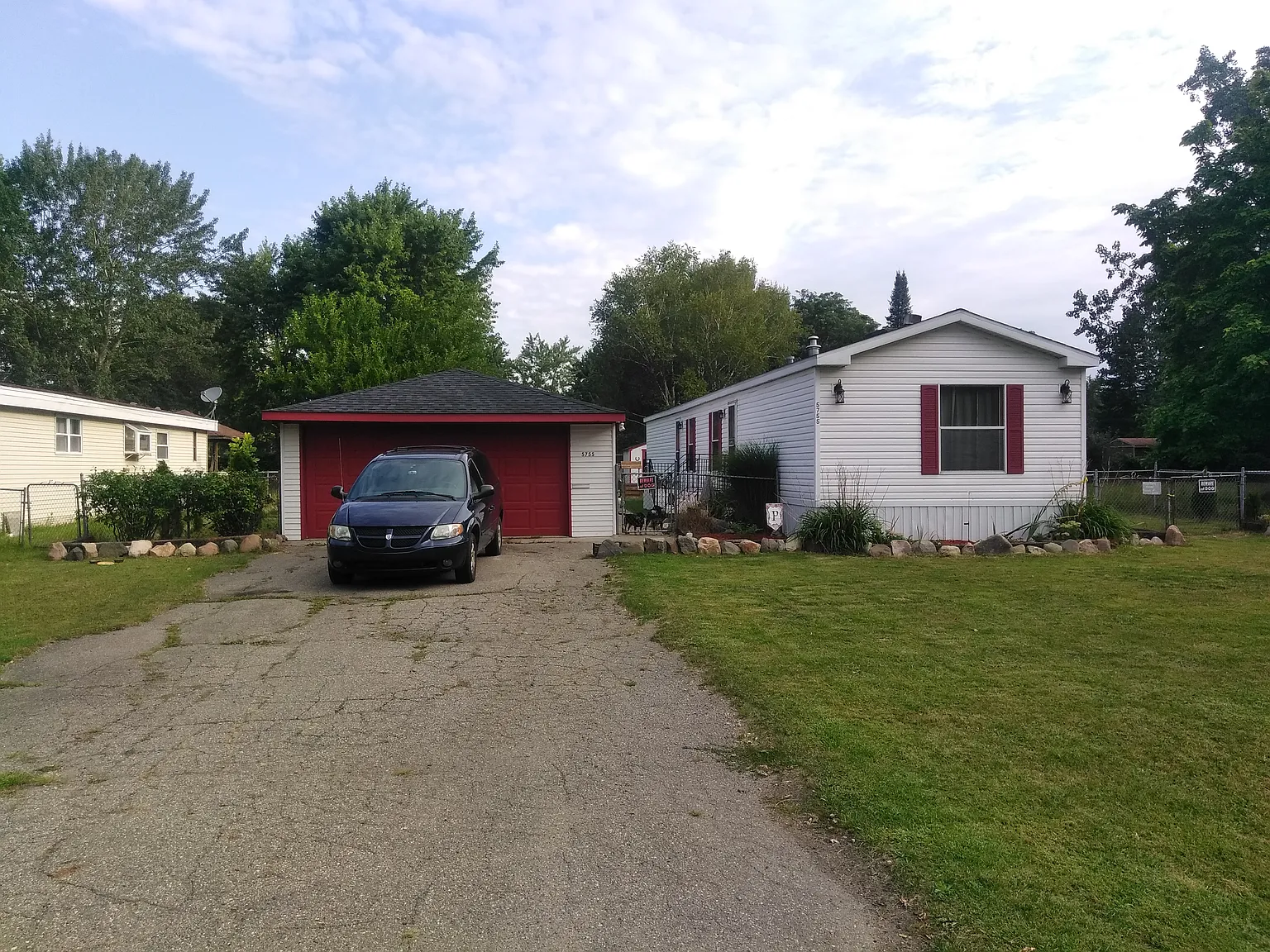 5755 Iroquois Dr photo 1