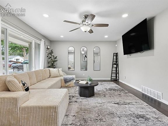 5th image of 629 Hackberry Dr