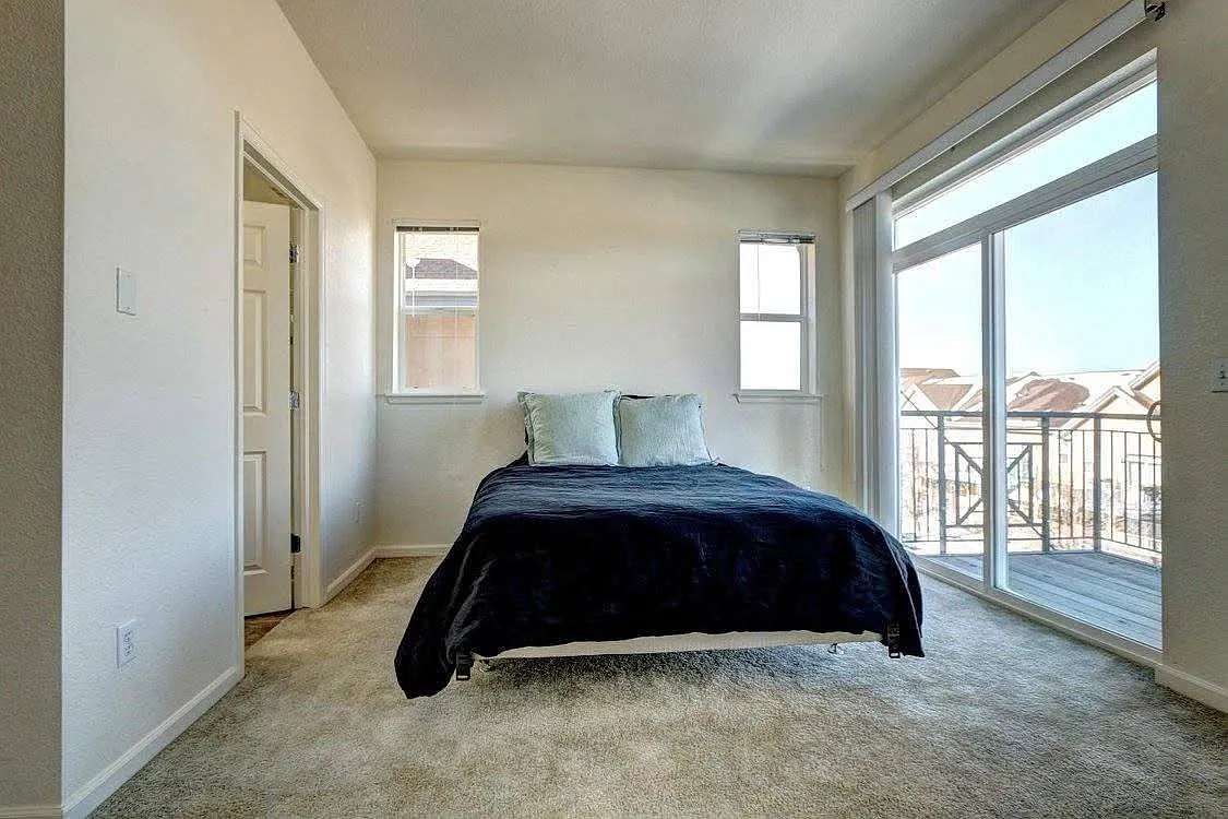 2 bed, 1393 sqft, $2,295 — Photo 4