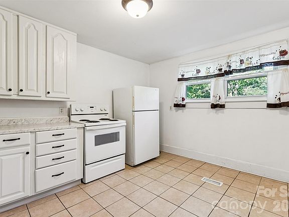 4th image of 402 York Ave