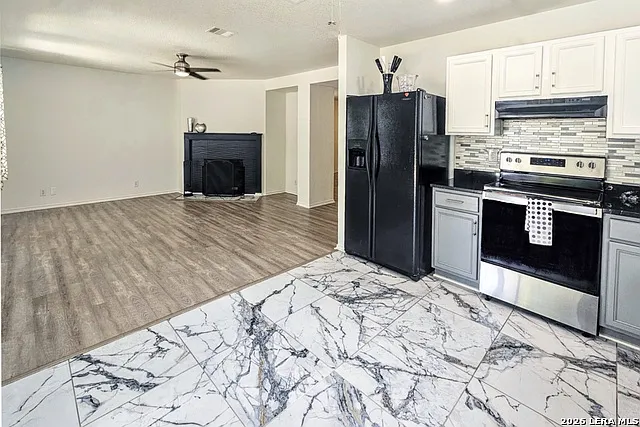 3 bed, 2.5 bath, 2016 sqft, $2,200 — Photo 2