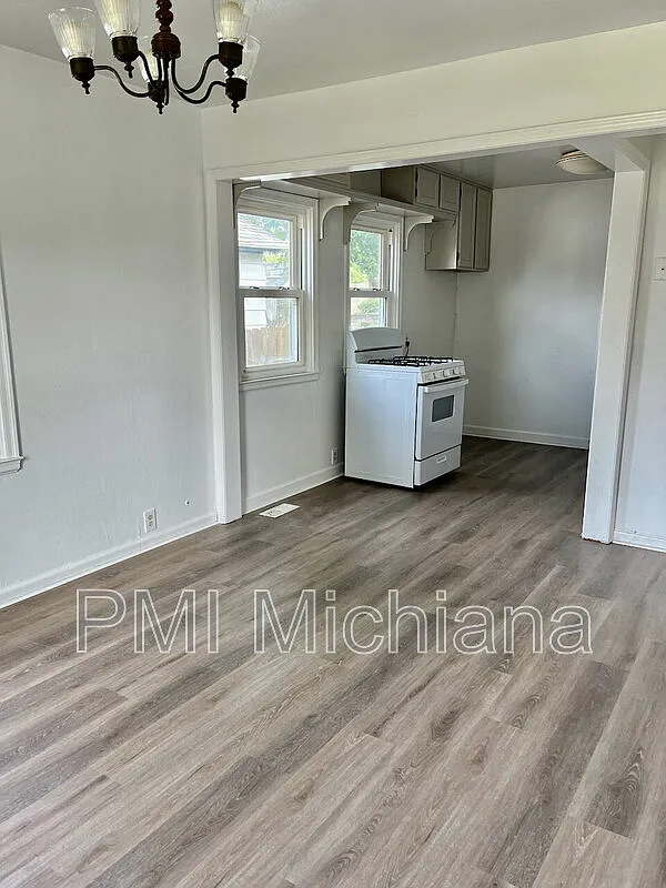 3 bed, 1.0 bath, $1,350 — Photo 4