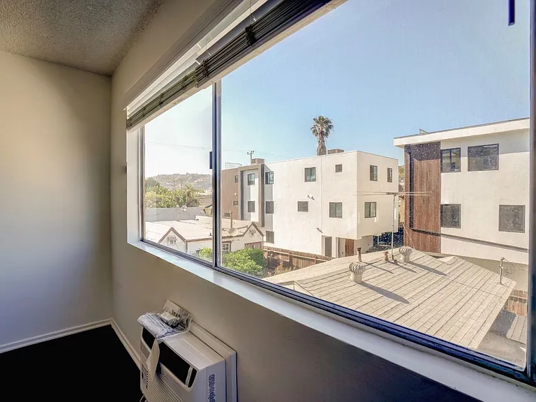 1134 N SYCAMORE AVE — Photo 13