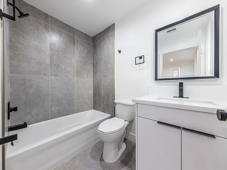 Luxury 3 & 4 Bed Townhomes | Walk to NoHo Arts District + Toluca Lake — Photo 37